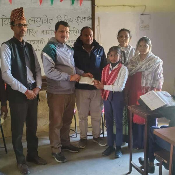 डिप्रोक्स लघुवित्त शाखा परासीद्वारा एक विद्यार्थीलाई नगद सहयोग