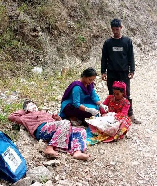 बाजुरामा अनमीले बाटोमै दिइन सुत्केरी सेवा