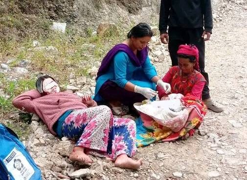 बाजुरामा अनमीले बाटोमै दिइन सुत्केरी सेवा