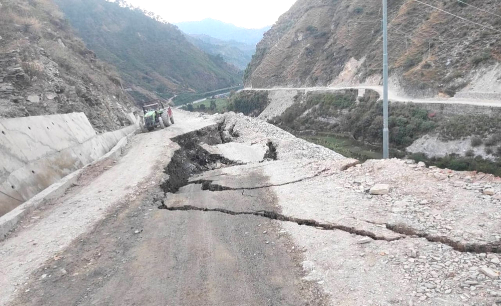 चैनपुर–ताक्लाकोट सडक भासिदा यातायात अवरुद्ध