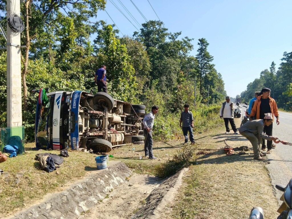 कैलालीको गौरीगंगामा बस दुर्घटना हुँदा ७ जना…