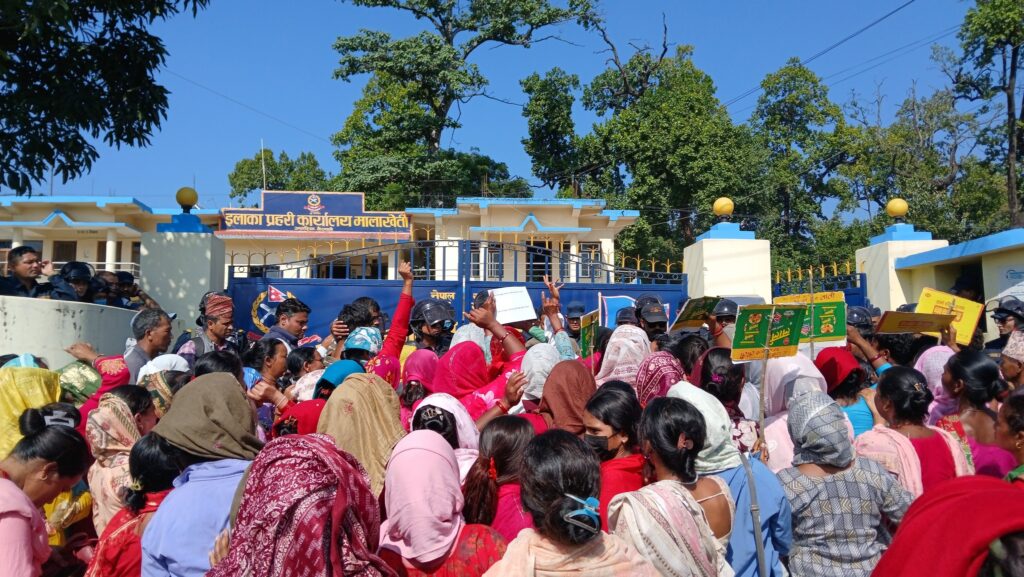 शेरबहादुरका आफन्तद्वारा इप्रका मालाखेती घेराउ