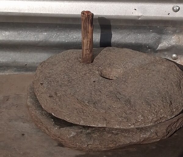 सुदूर पहाडमा आँटा पिस्न प्रयोग गरिने परम्परागत जाँतो लोप हुँदै