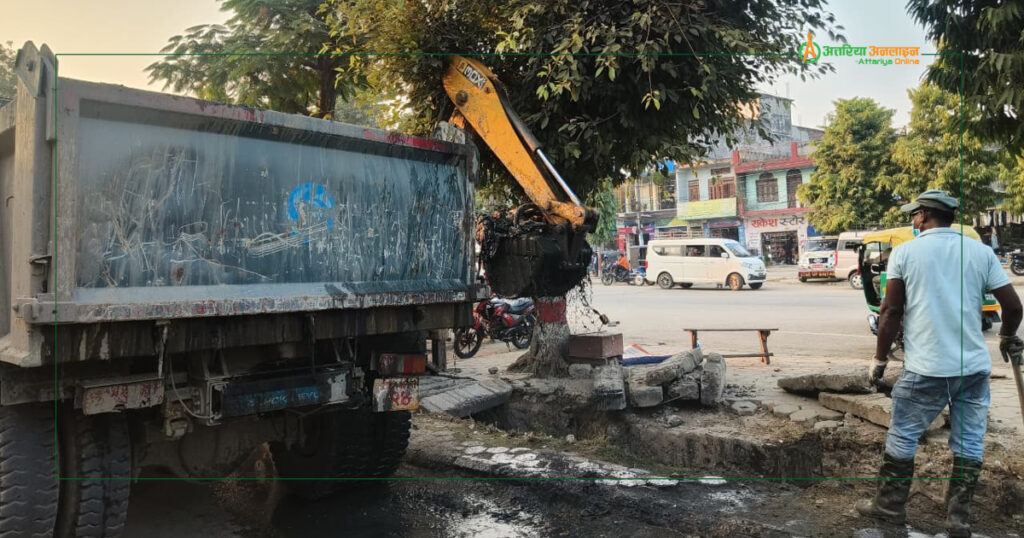 अत्तरियामा मुख्य सडकका नाली सफा गरिँदै, ढक्कन…