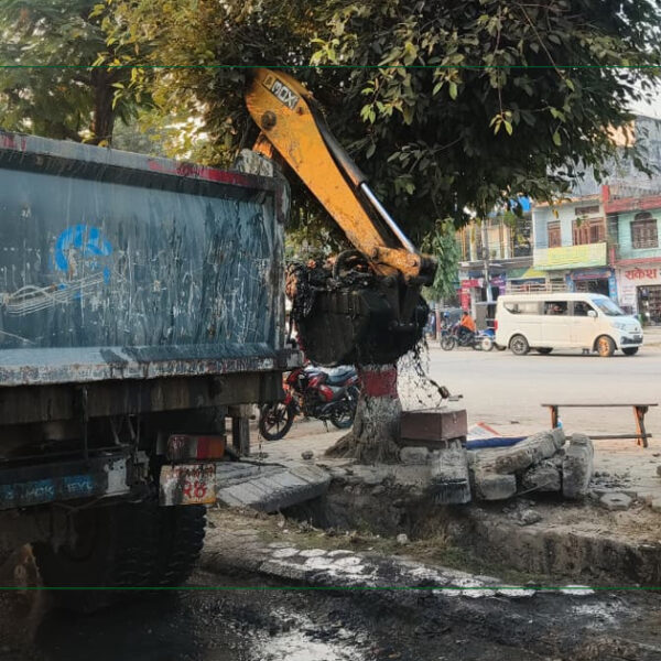 अत्तरियामा मुख्य सडकका नाली सफा गरिँदै, ढक्कन राखिने
