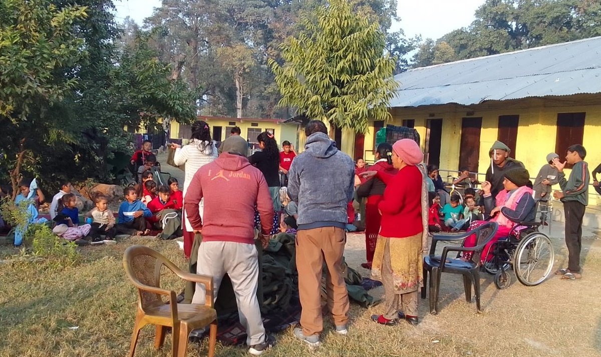 सुप समावेशी विद्यालयका विद्यार्थीलाई न्यानो लुगा सहयोग