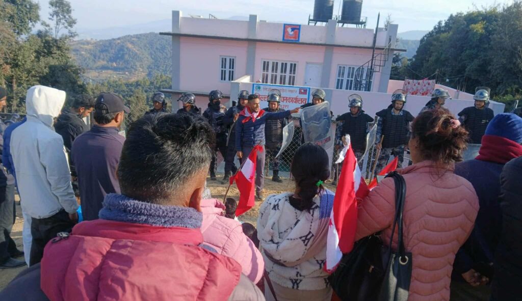 डडेल्धुरा निर्वाचन कार्यालय परिसरमा प्रदर्शन