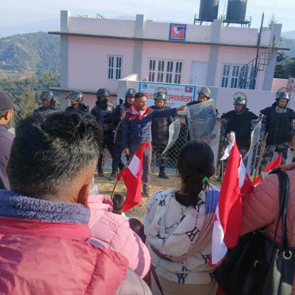 डडेल्धुरा निर्वाचन कार्यालय परिसरमा प्रदर्शन