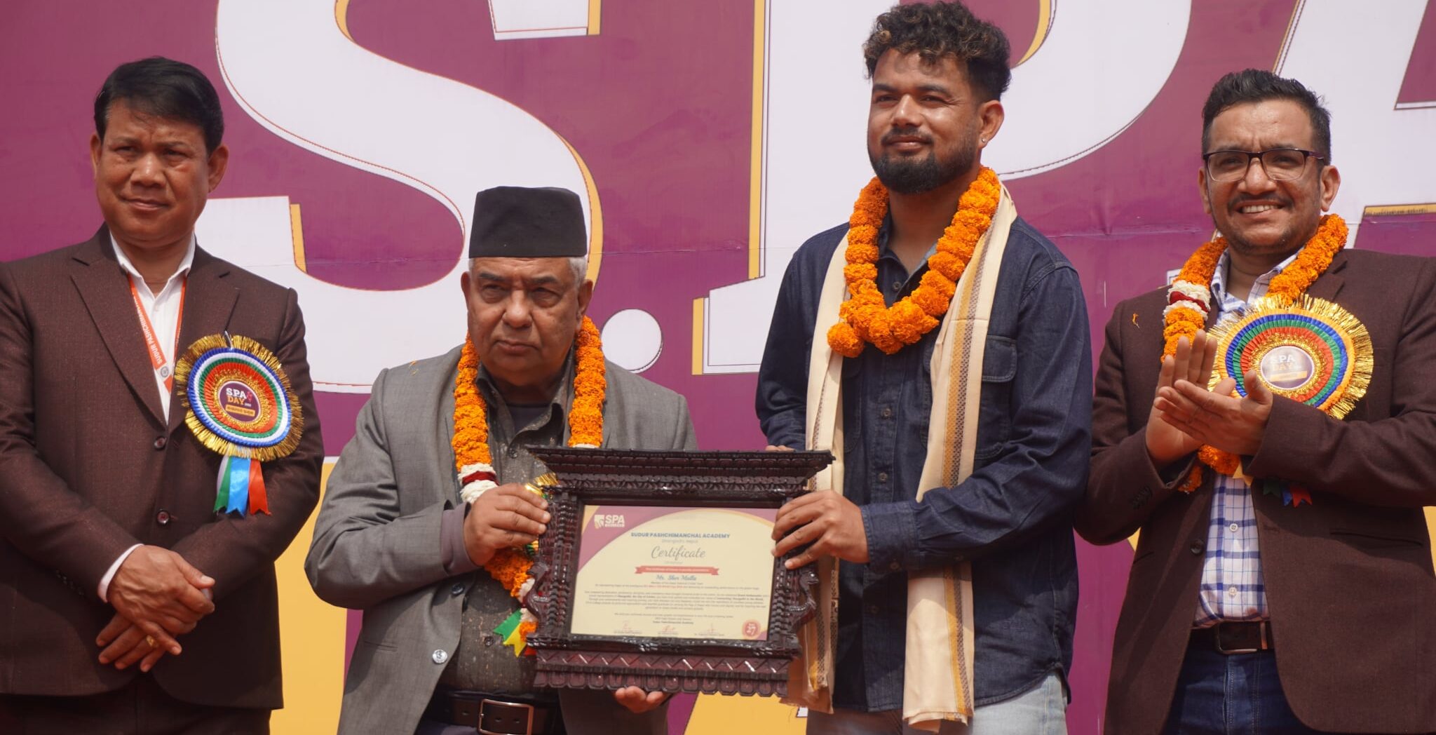 धनगढीको एसपीए कलेजद्धारा दुई क्रिकेट खेलाडीलाई नगदसहित