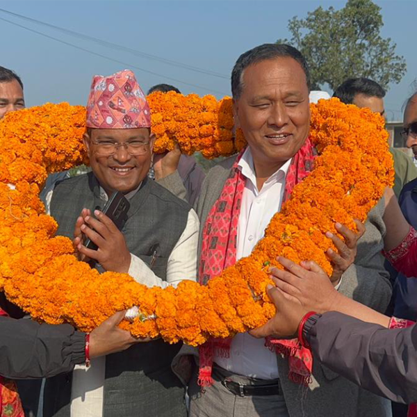 कञ्चनपुरमा कुलमान घिसिङलाई २० किलोको माला