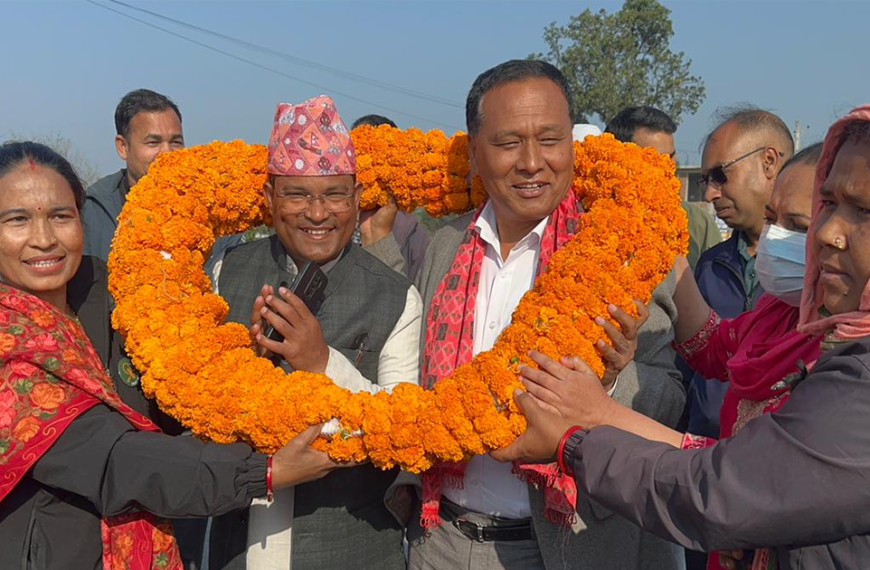 कञ्चनपुरमा कुलमान घिसिङलाई २० किलोको माला