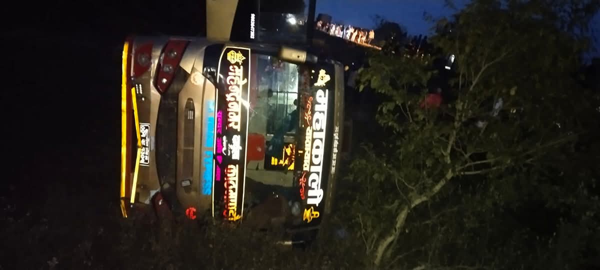 काठमाडौंबाट दार्चुला जाँदै गरेको बस कैलालीमा दुर्घटना
