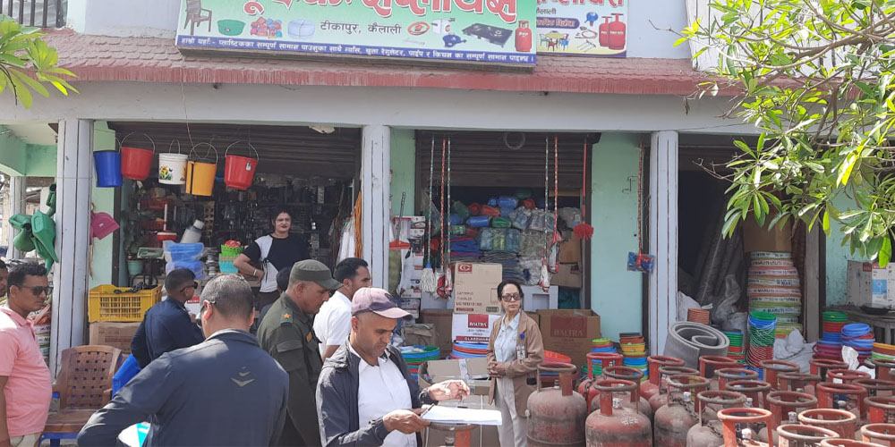 टीकापुरमा ग्याँस र पेट्रोलियमको अनुगमन