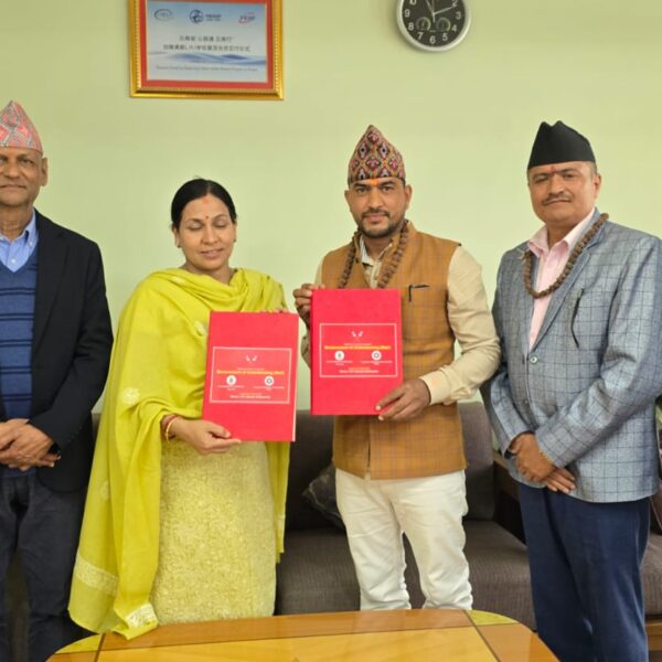 दुर्गालक्ष्मी र एलआरआई स्कुल बिच शैक्षिक समझदारी, दुर्गालक्ष्मीलाई बस उपहार