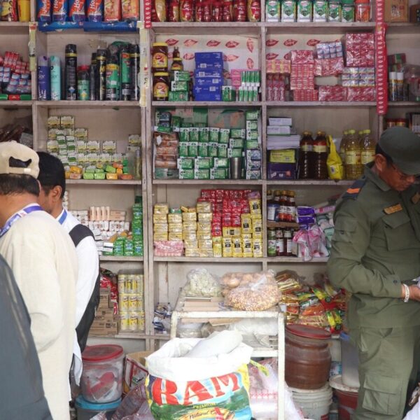 अत्तरिया बजारमा नगरपालिकाको अनुगमन जारी, मंगलबार पनि गरिने