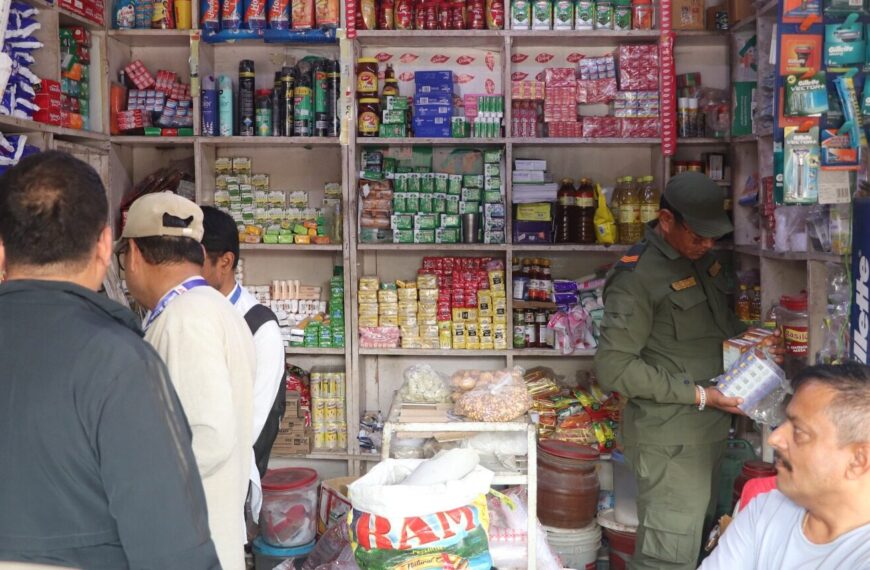 अत्तरिया बजारमा नगरपालिकाको अनुगमन जारी, मंगलबार पनि गरिने