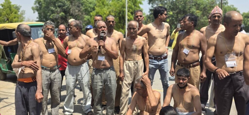 चर्को गर्मीमा शुक्लाफाँटा आरक्ष पीडितको अर्धनग्न प्रदर्शन