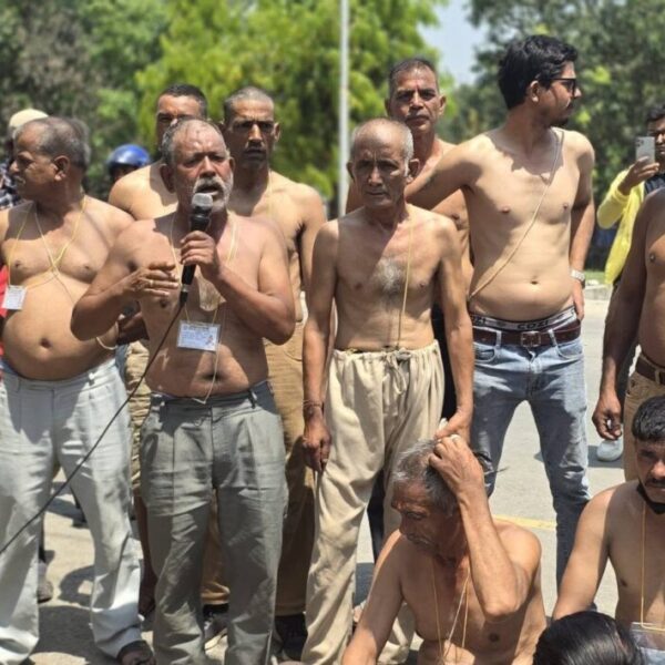 चर्को गर्मीमा शुक्लाफाँटा आरक्ष पीडितको अर्धनग्न प्रदर्शन