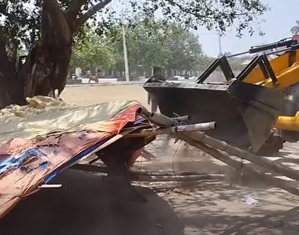 टीकापुरमा चल्यो डोजर, सरकारी जग्गाको अतिक्रमण हटाइँदै