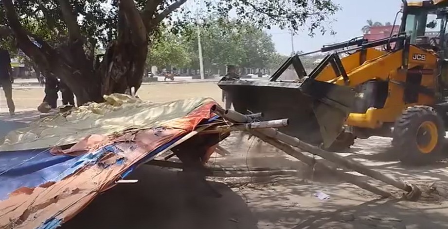 टीकापुरमा चल्यो डोजर, सरकारी जग्गाको अतिक्रमण हटाइँदै