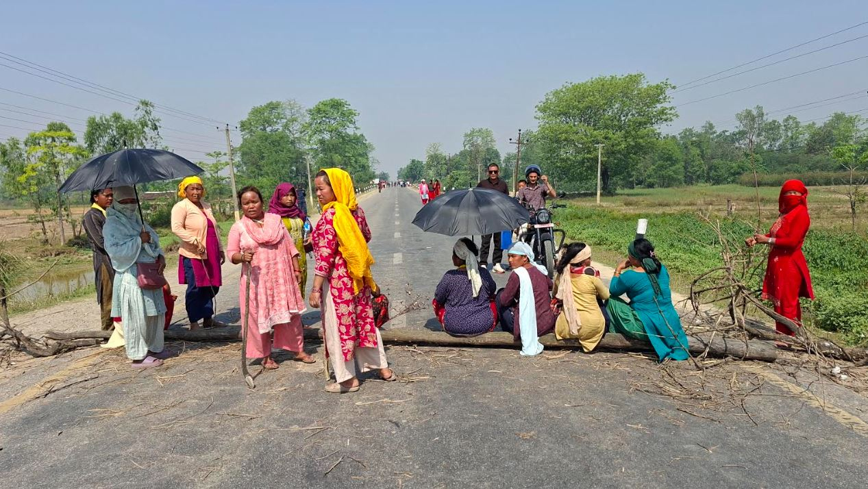 कैलालीको लम्कीमा पूर्व–पश्चिम राजमार्ग अवरुद्ध
