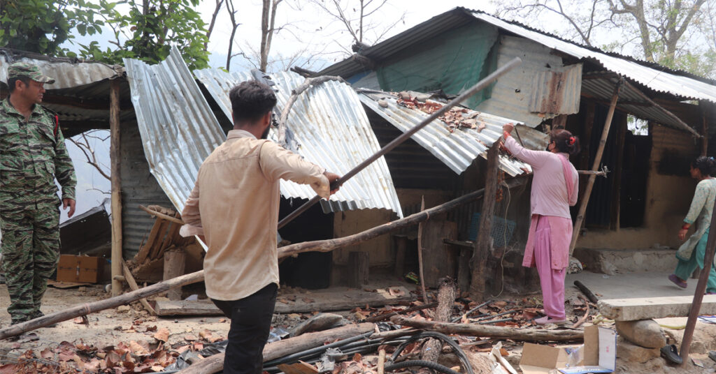 भीमदत्त राजमार्ग छेउमा बन अतिक्रमण गरी बनाईएका&hellip;