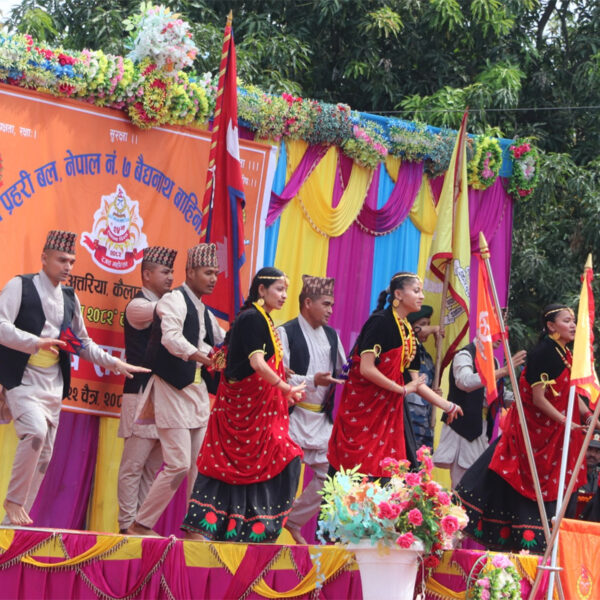 अत्तरियामा सशस्त्र प्रहरीकै कार्यक्रममा प्रतिबन्धित प्लास्टिकका फूल प्रयोग, अख्तियारमा उजुरी