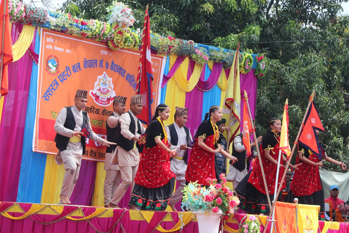 अत्तरियामा सशस्त्र प्रहरीकै कार्यक्रममा प्रतिबन्धित प्लास्टिकका फूल प्रयोग, अख्तियारमा उजुरी