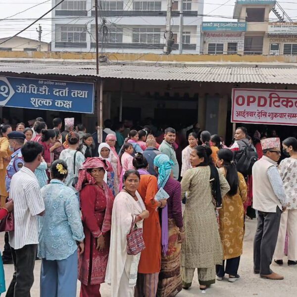 सेती अस्पताल अस्तव्यस्त : टिकट काट्नै घण्टौँ लाइन, बिरामी मारमा