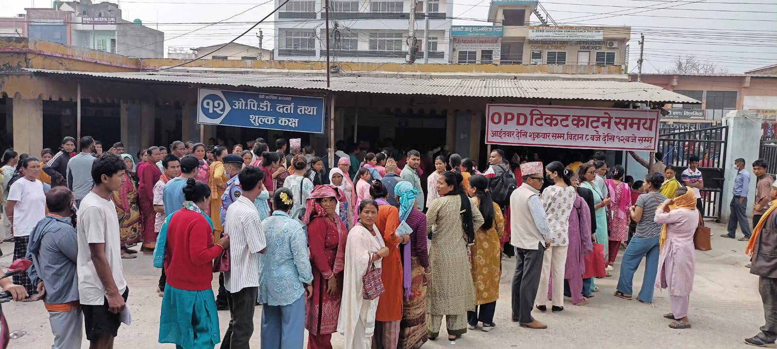 सेती अस्पताल अस्तव्यस्त : टिकट काट्नै घण्टौँ लाइन, बिरामी मारमा