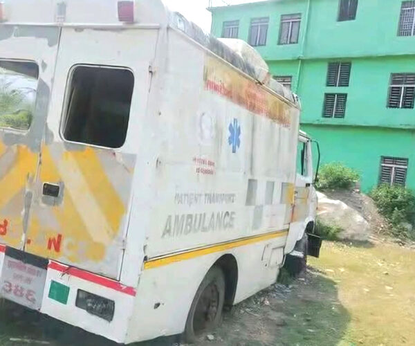 बैतडीमा प्रदेश सरकारले दिएको एम्बुलेन्स तीन वर्षदेखि अलपत्र