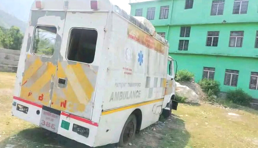 बैतडीमा प्रदेश सरकारले दिएको एम्बुलेन्स तीन वर्षदेखि अलपत्र