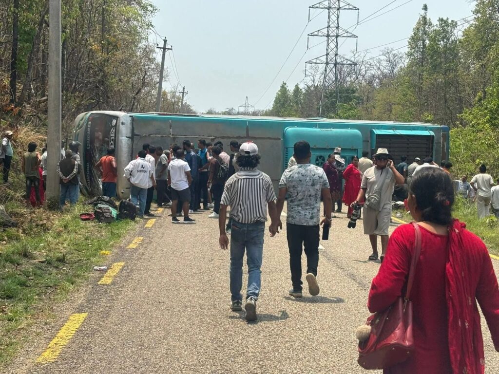 चिसापानीमा बस दुर्घटना हुँदा १० जना घाइते