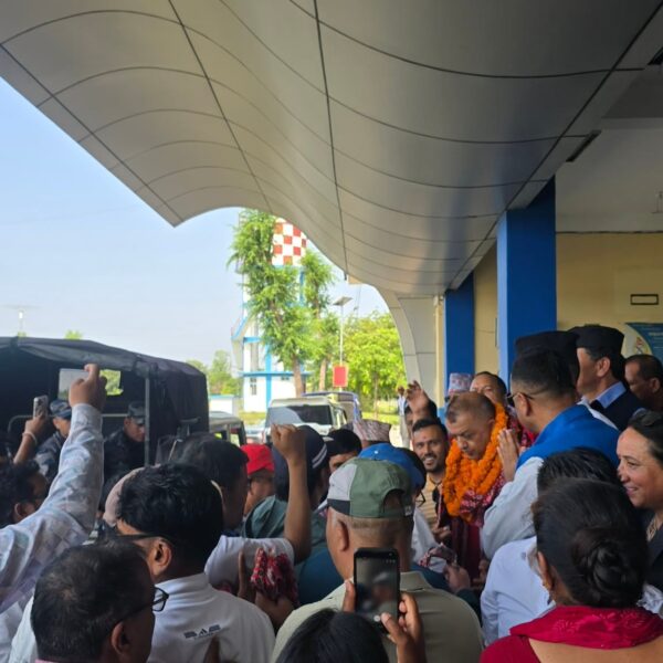 गगन थापाको धनगढी विमानस्थलमा स्वागत