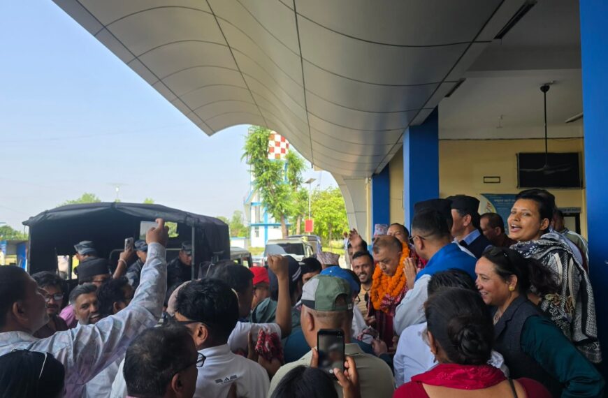 गगन थापाको धनगढी विमानस्थलमा स्वागत