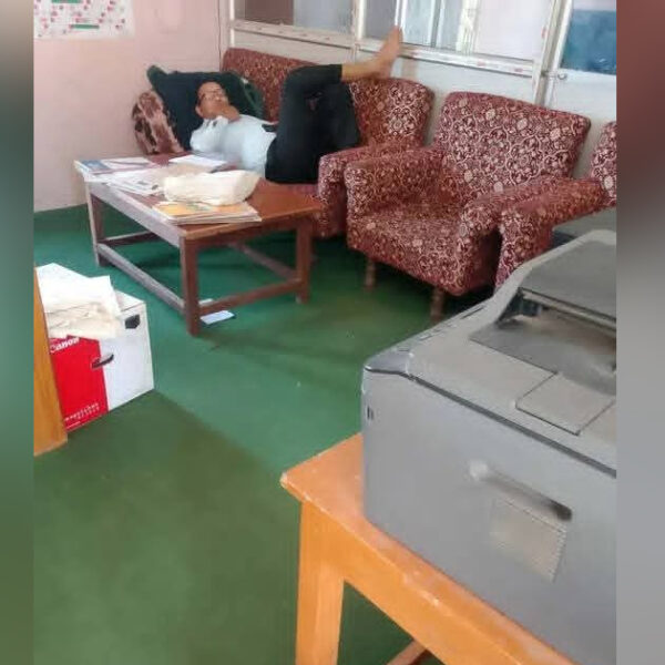 बेलौरीमा हेडसर सुतेको फोटो भाइरल, फोटो सार्वजनिक गर्ने विरुद्ध उजुरी हाल्ने चेतावनी