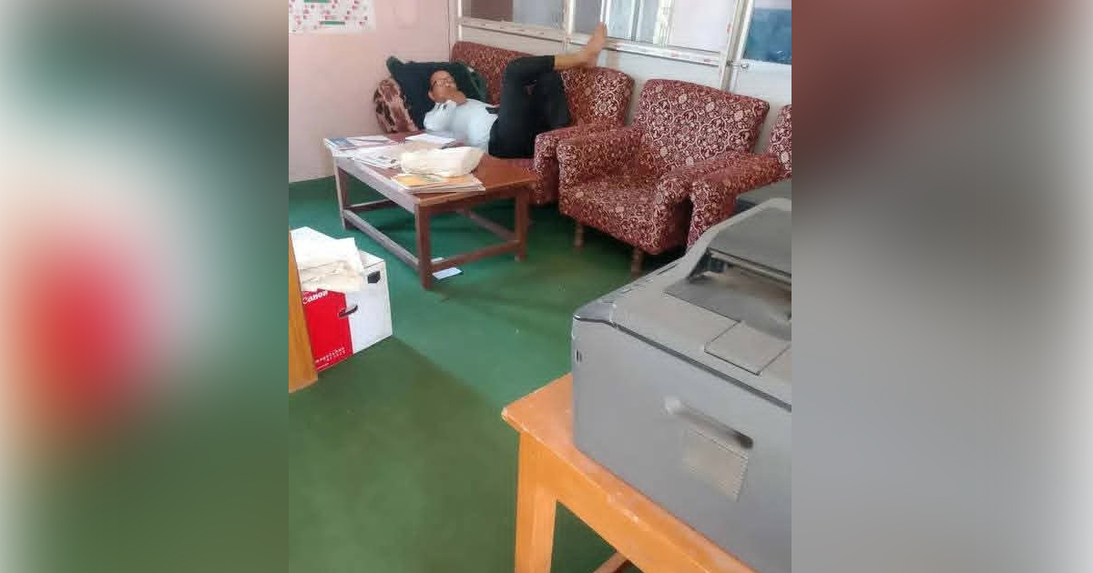 बेलौरीमा हेडसर सुतेको फोटो भाइरल, फोटो सार्वजनिक गर्ने विरुद्ध उजुरी हाल्ने चेतावनी