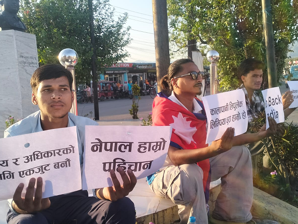 कञ्चनपुरमा ‘गो ब्याक इन्डिया’ लेखिएको प्लेकार्ड सहित प्रदर्शन