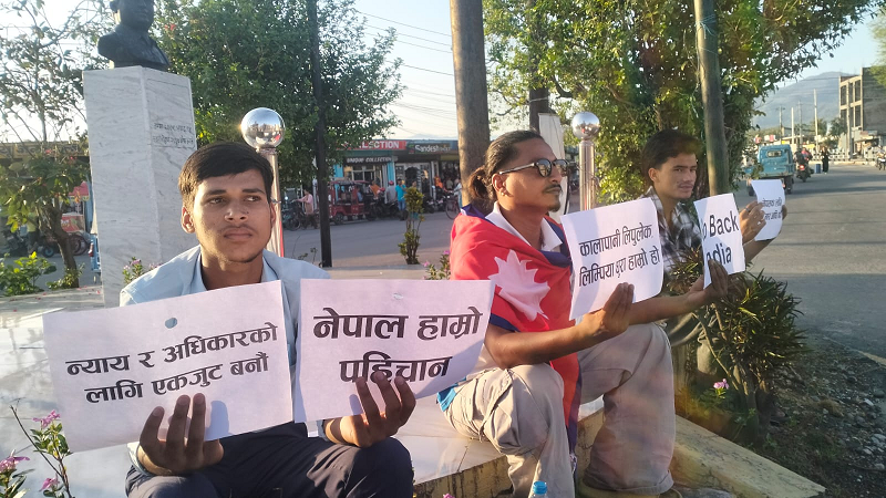 कञ्चनपुरमा ‘गो ब्याक इन्डिया’ लेखिएको प्लेकार्ड सहित&hellip;