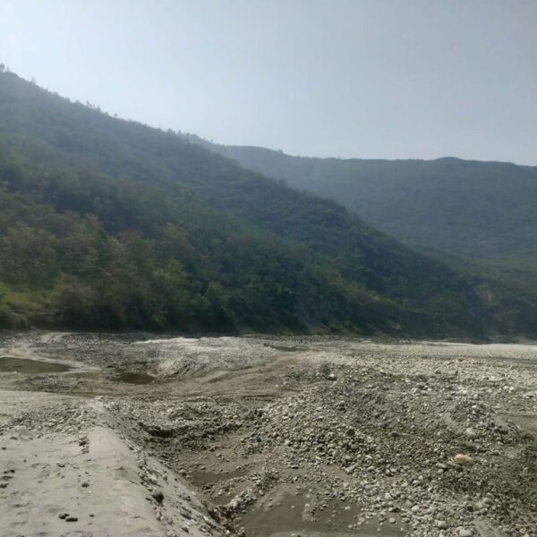 बैतडीमा महाकाली नदीमा भइरहेको उत्खननको निगरानी गर्दै प्रशासन