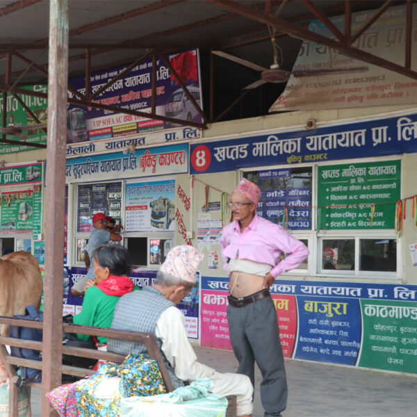 अत्तरिया बसपार्कमा चरम लापरबाही, एक दर्जन पङ्खा बिग्रिँदा पनि मर्मत भएनन्