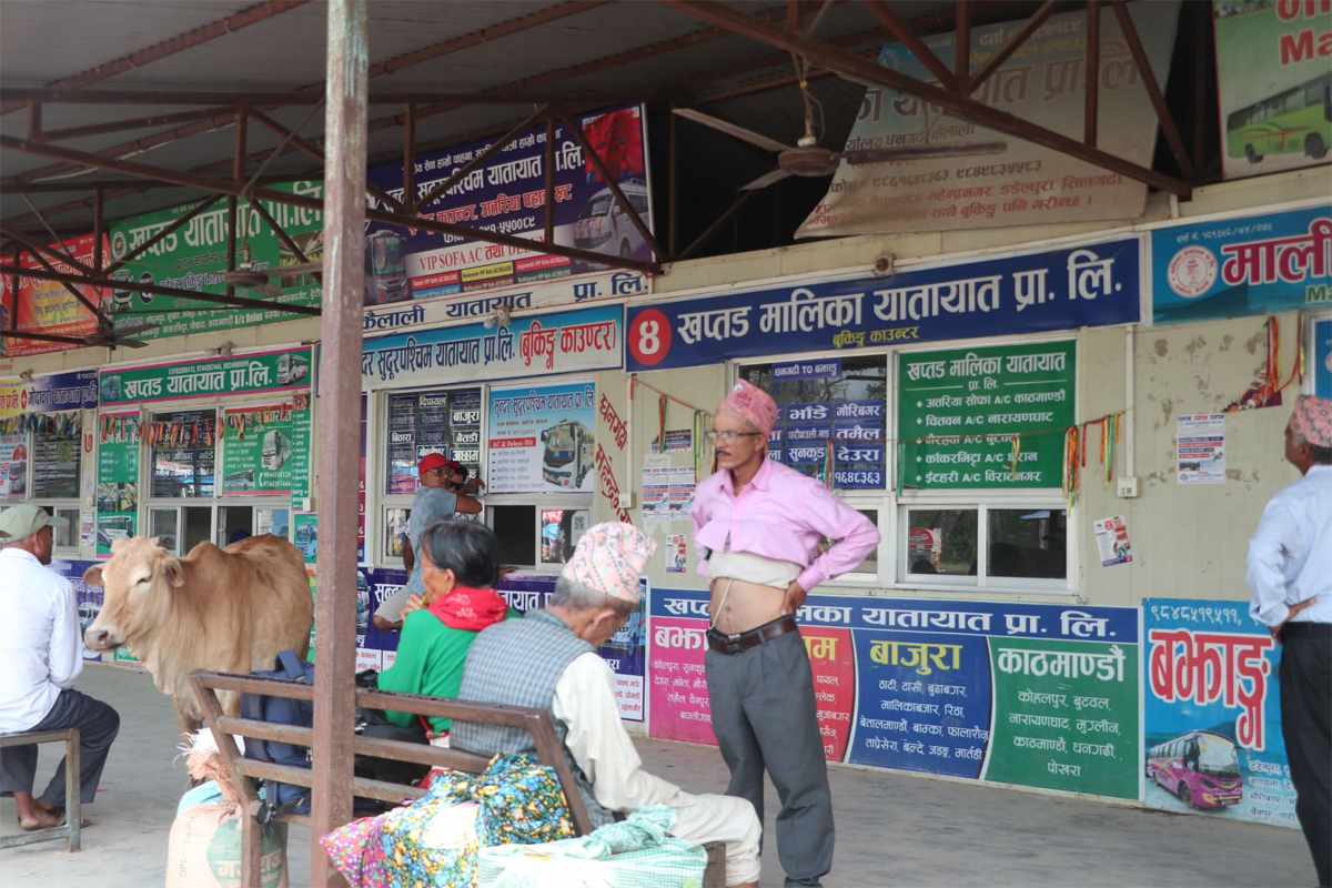 अत्तरिया बसपार्कमा चरम लापरबाही, एक दर्जन पङ्खा बिग्रिँदा पनि मर्मत भएनन्