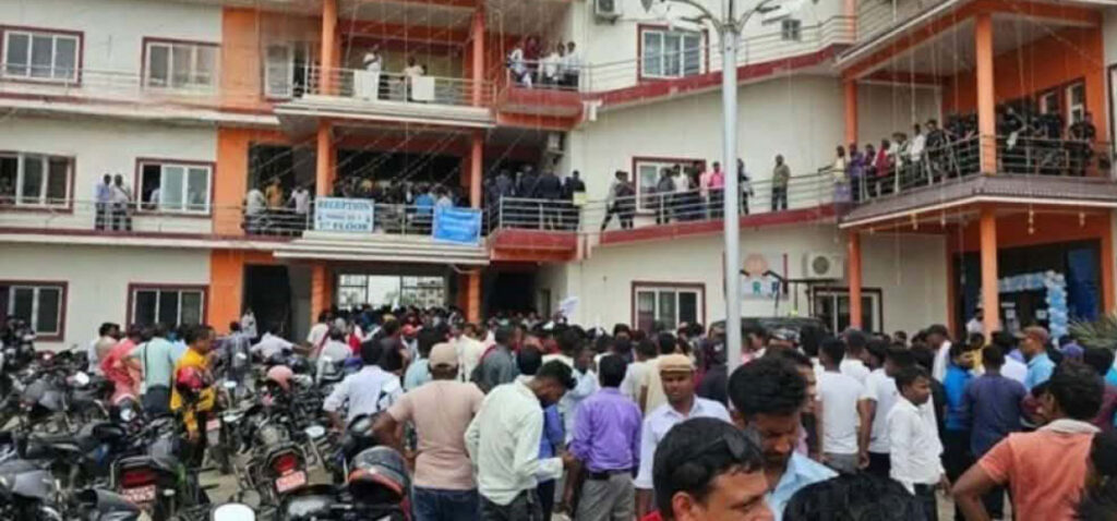 बारामा रास्वपाको बैठकमा लफडा, आफ्नै कार्यकर्ताको दुर्व्यवहारमा&hellip;