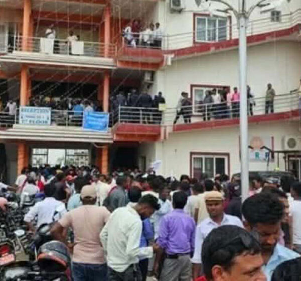 बारामा रास्वपाको बैठकमा लफडा, आफ्नै कार्यकर्ताको दुर्व्यवहारमा परे सांसद
