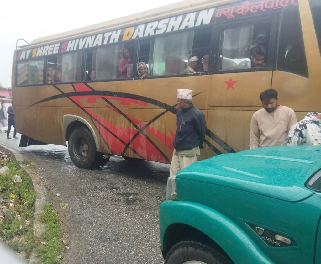 बैतडीमा मन्त्री भट्ट सवार गाडी बस सँग&hellip;