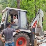 गोदावरीको राजमार्ग तथा सामुदायिक बन क्षेत्रका संरचनामा डिभिजन बनको डोजर
