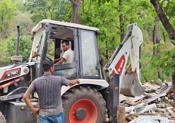 गोदावरीको राजमार्ग तथा सामुदायिक बन क्षेत्रका संरचनामा डिभिजन बनको डोजर
