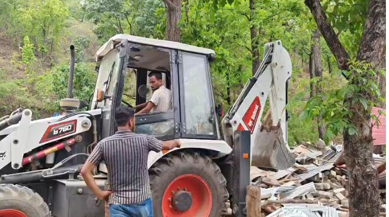 गोदावरीको राजमार्ग तथा सामुदायिक बन क्षेत्रका संरचनामा डिभिजन बनको डोजर