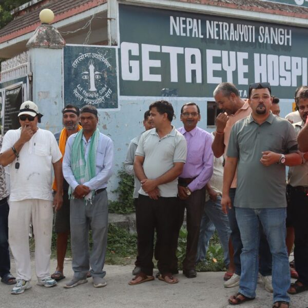 गेटा आँखा अस्पताल अगाडी सिटी बजाएर प्रदर्शन