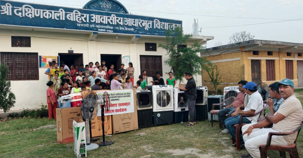 धनगढीको बहिरा आवासीय विद्यालयलाई इलेक्ट्रोनिक्स सामग्री सहयोग